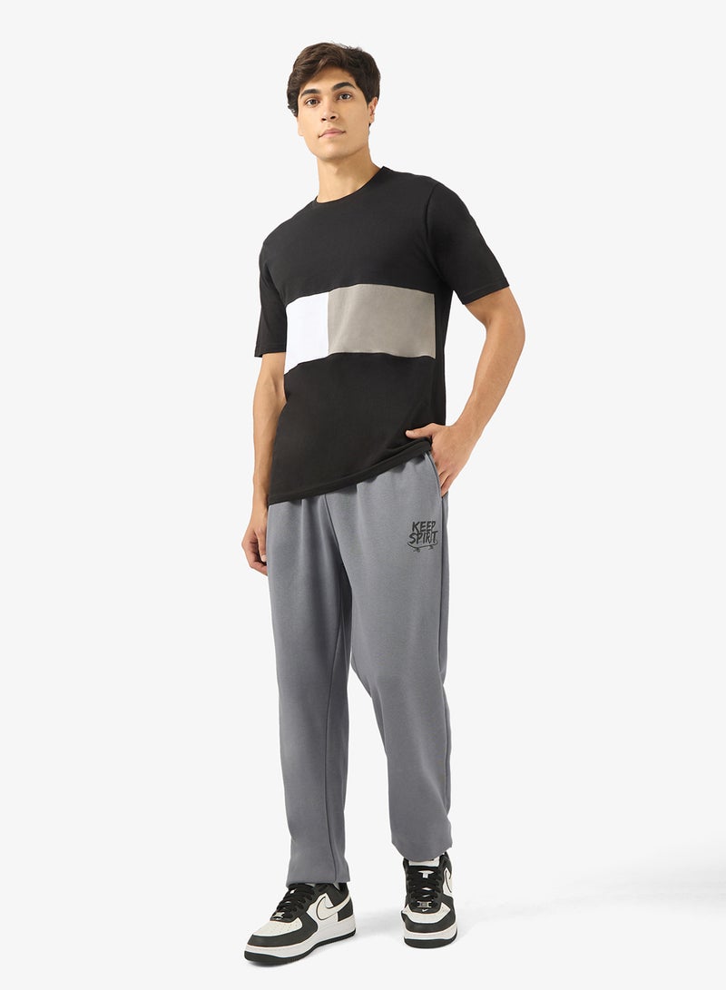 سفنتي فايف بيسيكس بنطلون رياضي بطبعة جرافيك وحزام مطاطي - Image 2