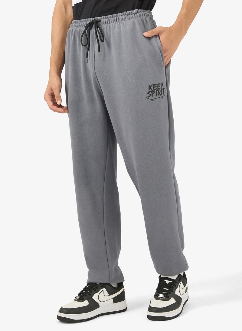 سفنتي فايف بيسيكس بنطلون رياضي بطبعة جرافيك وحزام مطاطي - Image 1