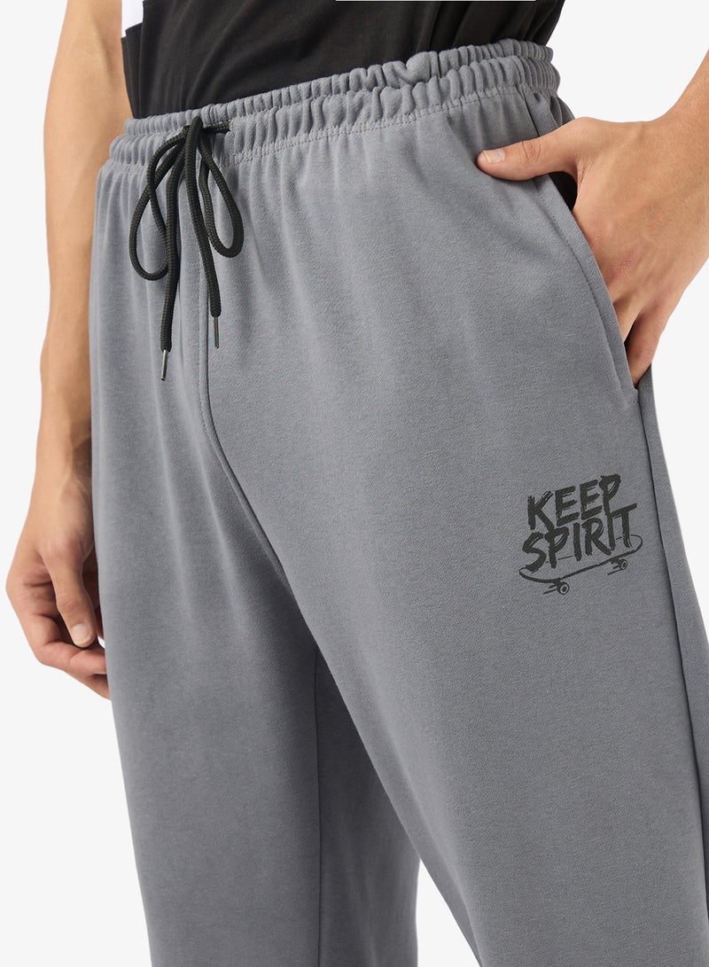 سفنتي فايف بيسيكس بنطلون رياضي بطبعة جرافيك وحزام مطاطي - Image 4