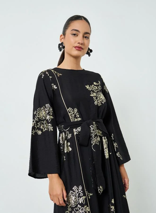 أميرة جلابية بطبعة أزهار رقائق معدنية مع حزام ربط