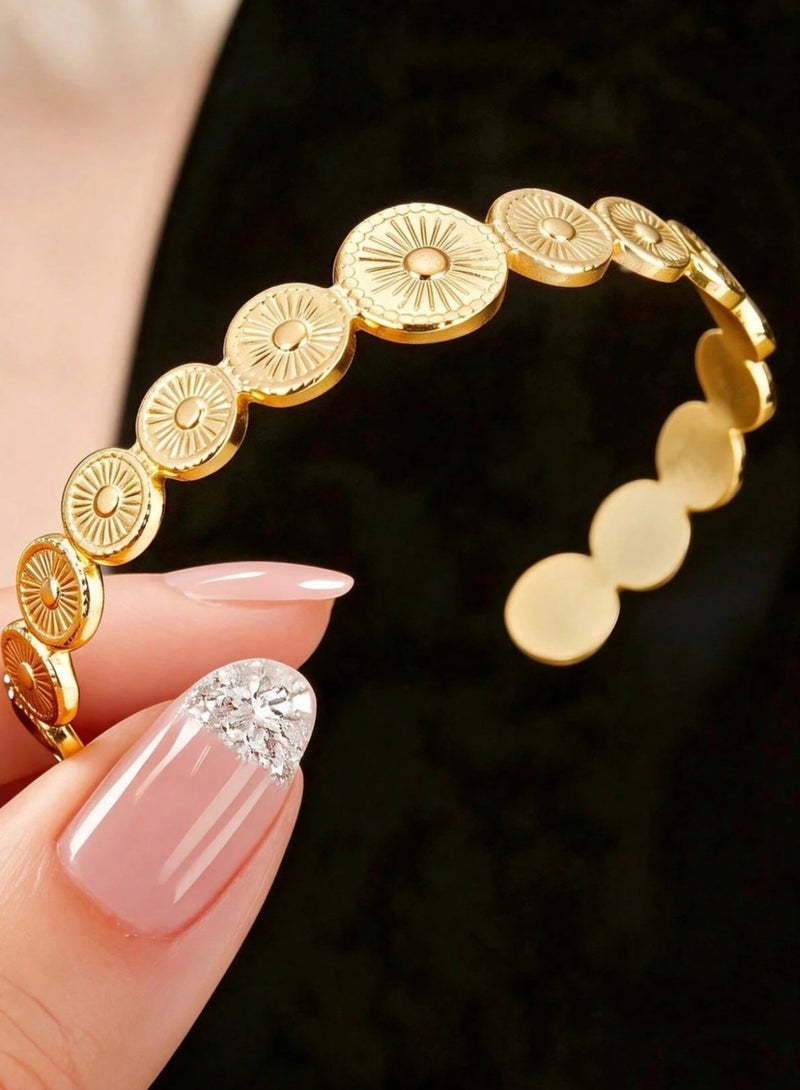 Fashionable light luxury non-fading bangle with retro geometric design, suitable for daily and festival wear. - Image 4