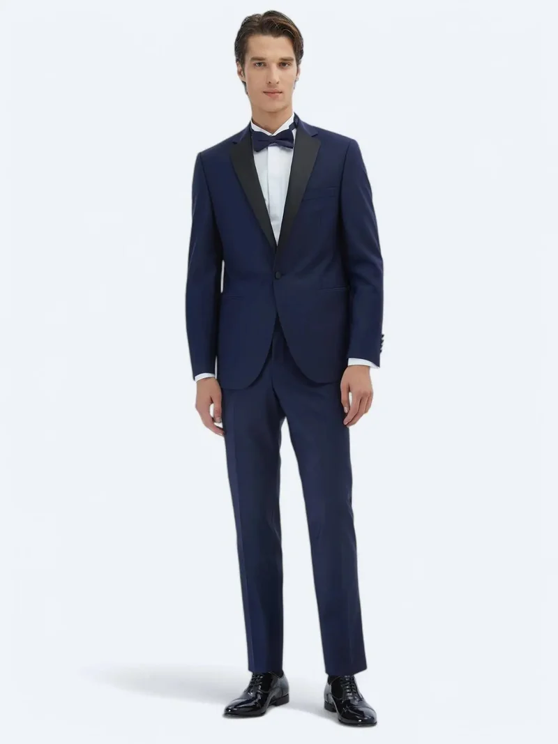 كيب بدلة توكسيدو من ساكس بقصة ضيقة وياقة فراشة منسوجة