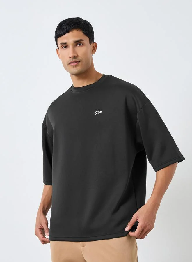 ستايلي تيشيرت مطرز عند الصدر بقصة مربعة