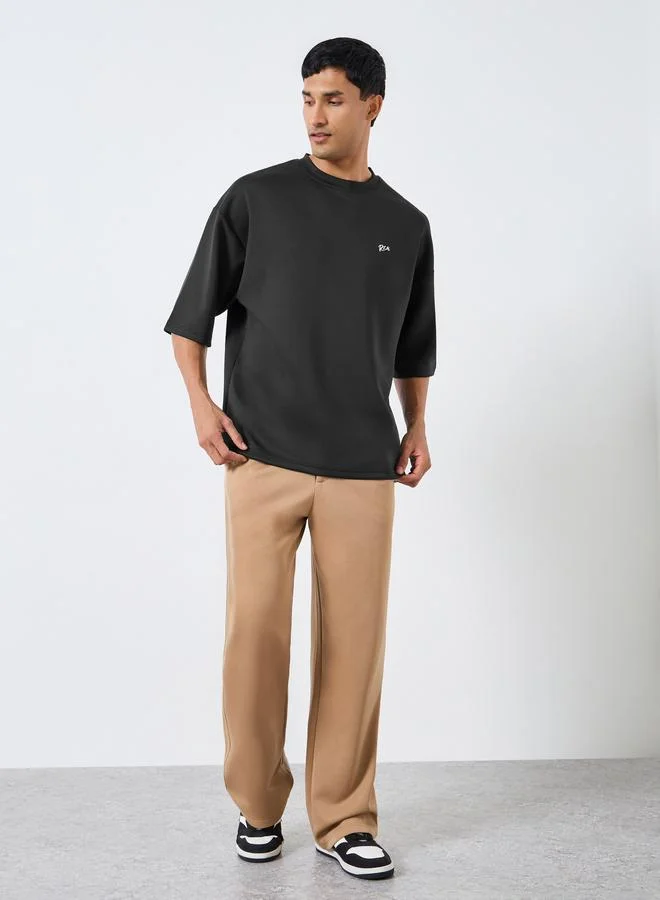 ستايلي تيشيرت مطرز عند الصدر بقصة مربعة