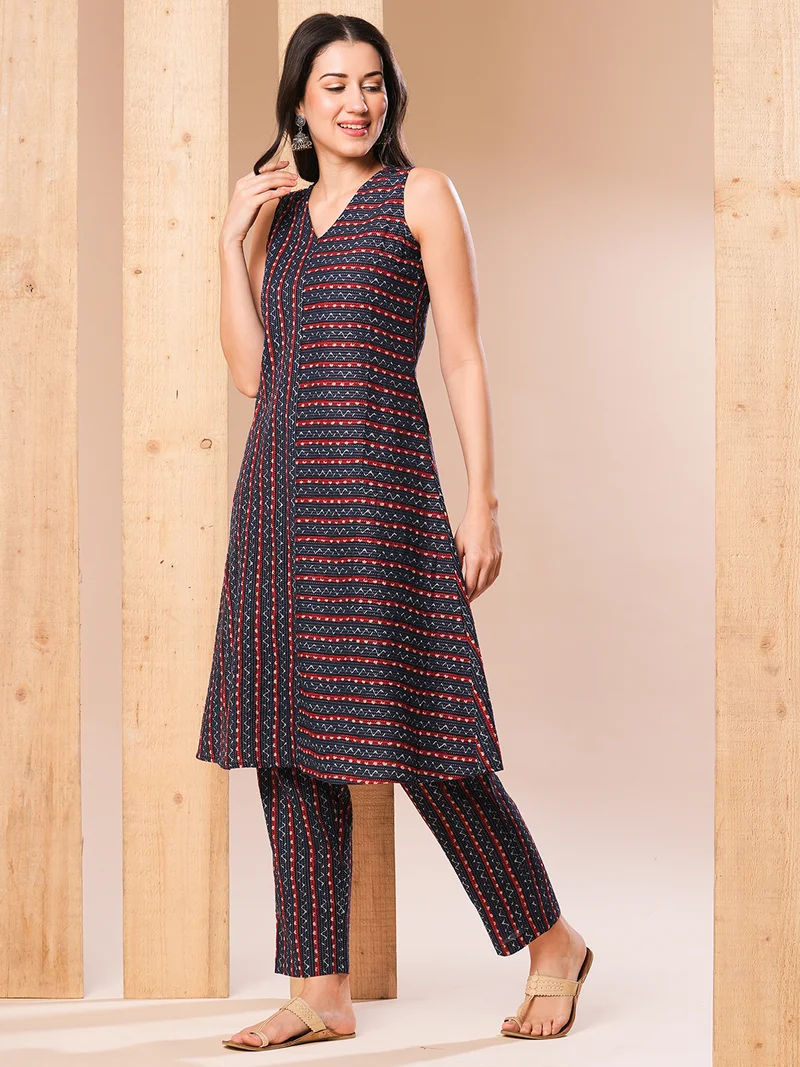 جلو باص Women Blue & Red Printed Regular Kantha Work Kurta With Trousers