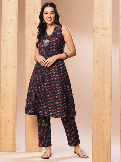 جلو باص Women Blue & Red Printed Regular Kantha Work Kurta With Trousers