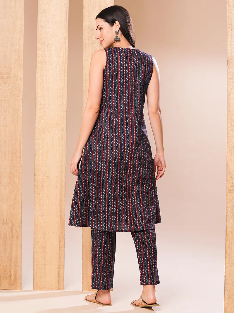 جلو باص Women Blue & Red Printed Regular Kantha Work Kurta With Trousers