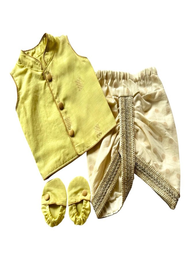 Picksparrow طقم ملابس تقليدية للأطفال الرضع من بيكسبارو، يتكون من جابلا بدون أكمام مع دهوتي كريمي اللون وجوارب (أصفر، 3-6 أشهر) - Image 1