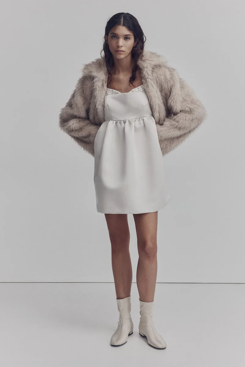 اتش اند ام فستان بشرائط وتصميم متعدد الطبقات