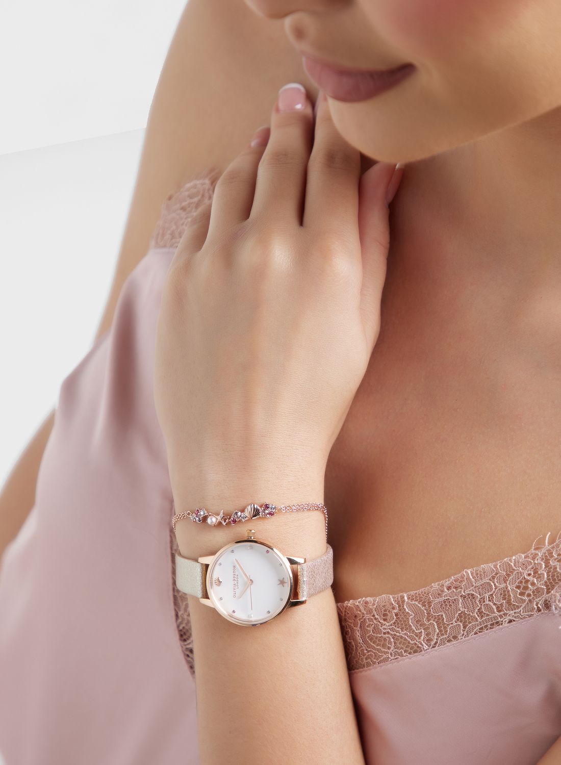 ساعة يد بعقارب مرصعة باللؤلؤ الأبيض والأحجار والصد...