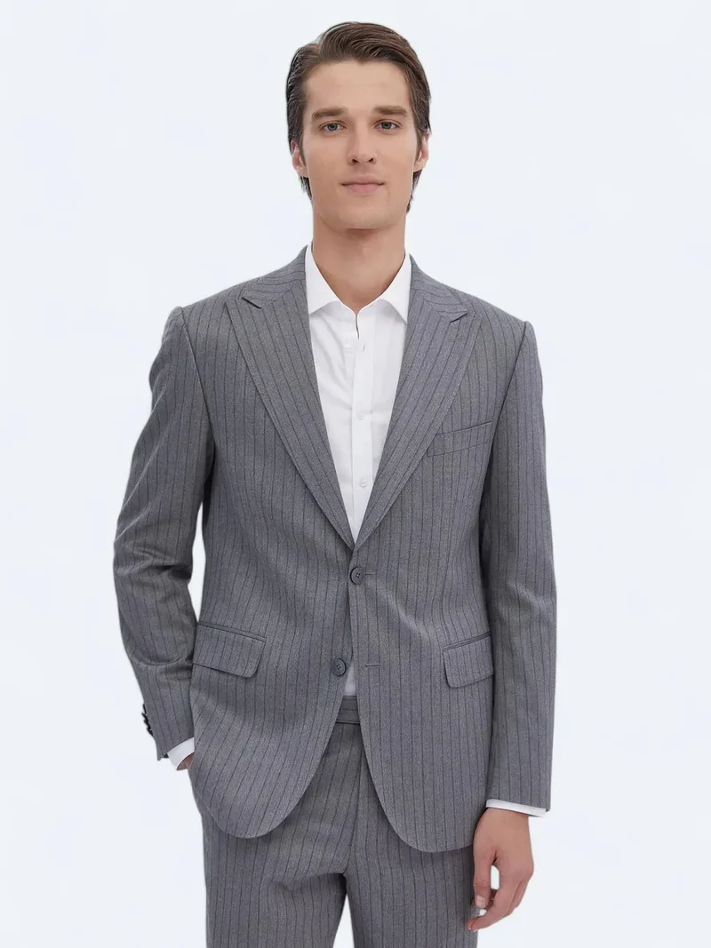 كيب بدلة رمادية مخططة بقصة عصرية