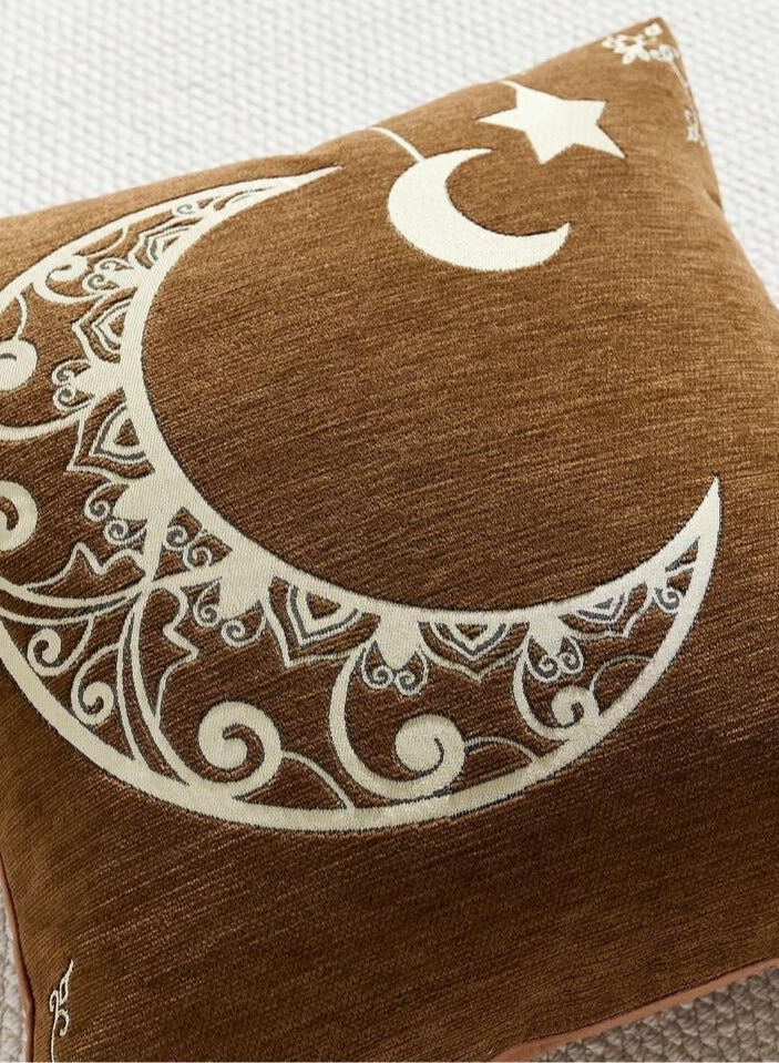 الحرائر  غطاء مخدة رمضاني من نسيج الشانيل محاك بإتقان ومنمق برسومات الهلال والفوانيس بخامة جاكار فاخرة – مقاس 45×45 سم - Image 2
