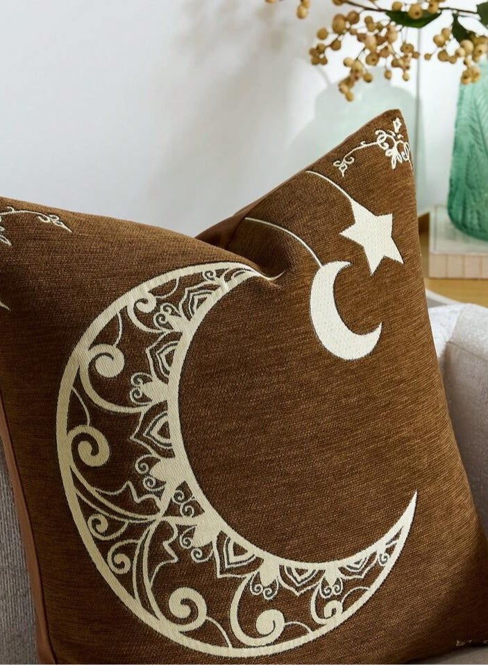 الحرائر  غطاء مخدة رمضاني من نسيج الشانيل محاك بإتقان ومنمق برسومات الهلال والفوانيس بخامة جاكار فاخرة – مقاس 45×45 سم - Image 4