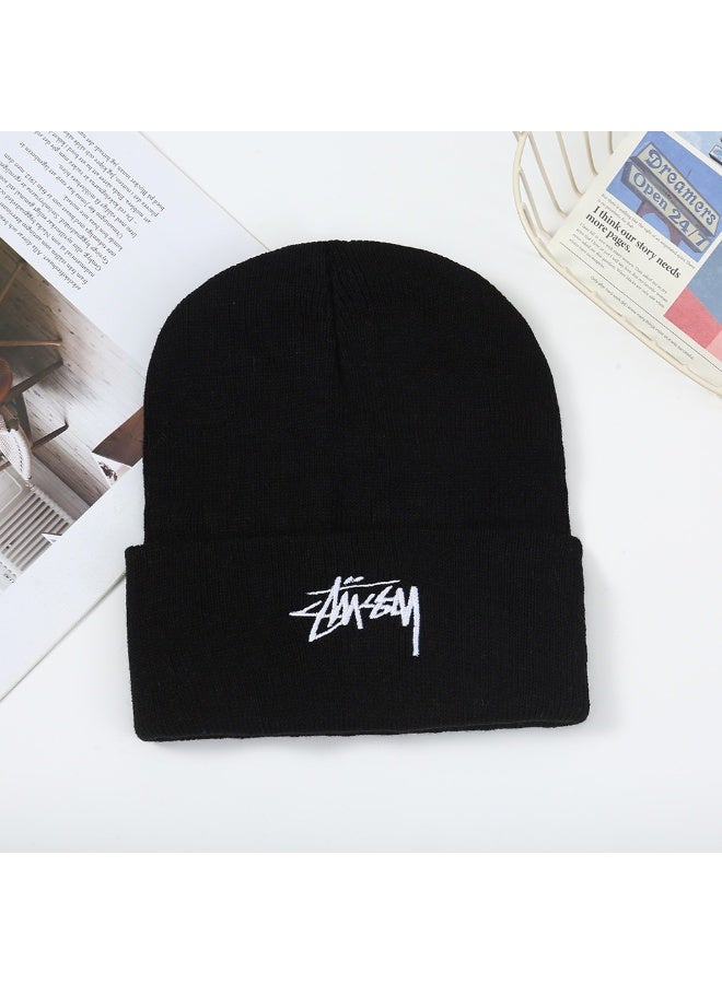 قبعة صوفية دافئة بشعار ستوسي الأسود - ملابس الشارع الشتوية