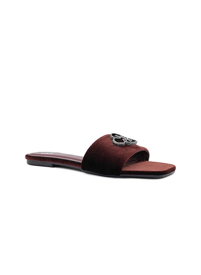 أيقون Lightweight Iconic sandal with a cushioned base for comfort.