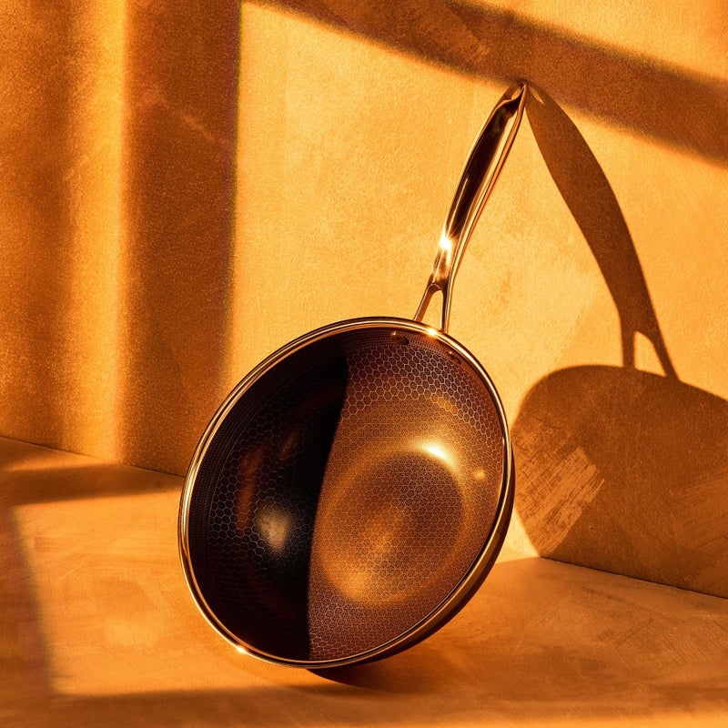 HexClad ووك هيكسكلاد هايبرد غير لاصق 10 بوصة، مقبض يبقى بارداً، آمن في غسالة الصحون، آمن في الفرن حتى 900 درجة فهرنهايت، جاهز للحث، متوافق مع جميع أسطح الطهي - Image 2