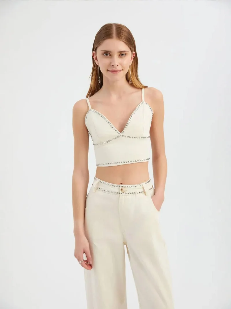 هيكاب صدرية بتطريز حجري بياقة على شكل قلب