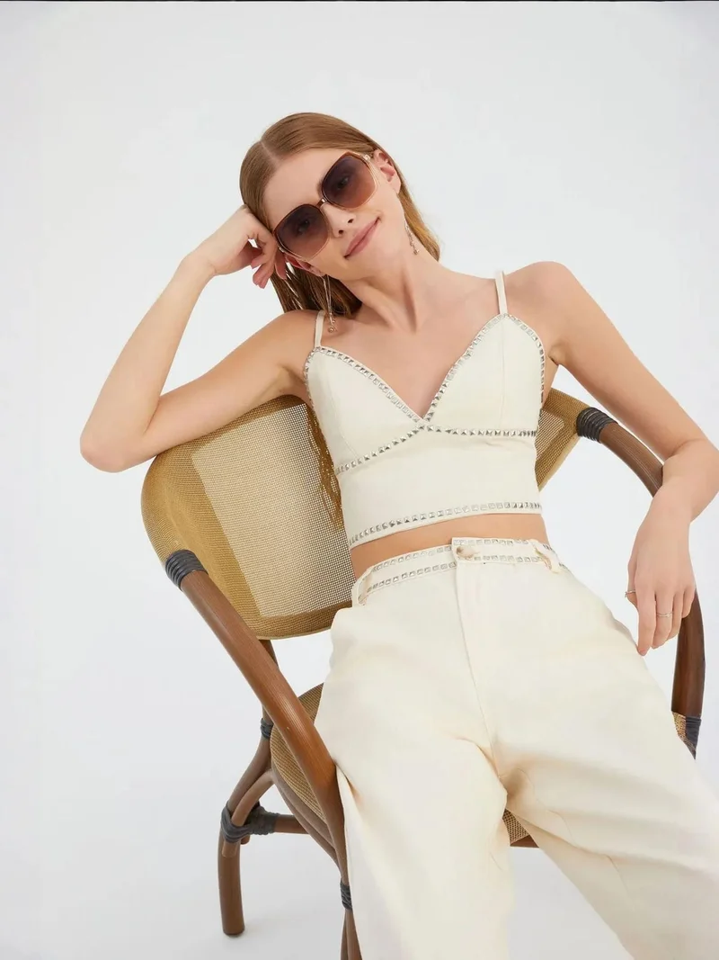 هيكاب صدرية بتطريز حجري بياقة على شكل قلب