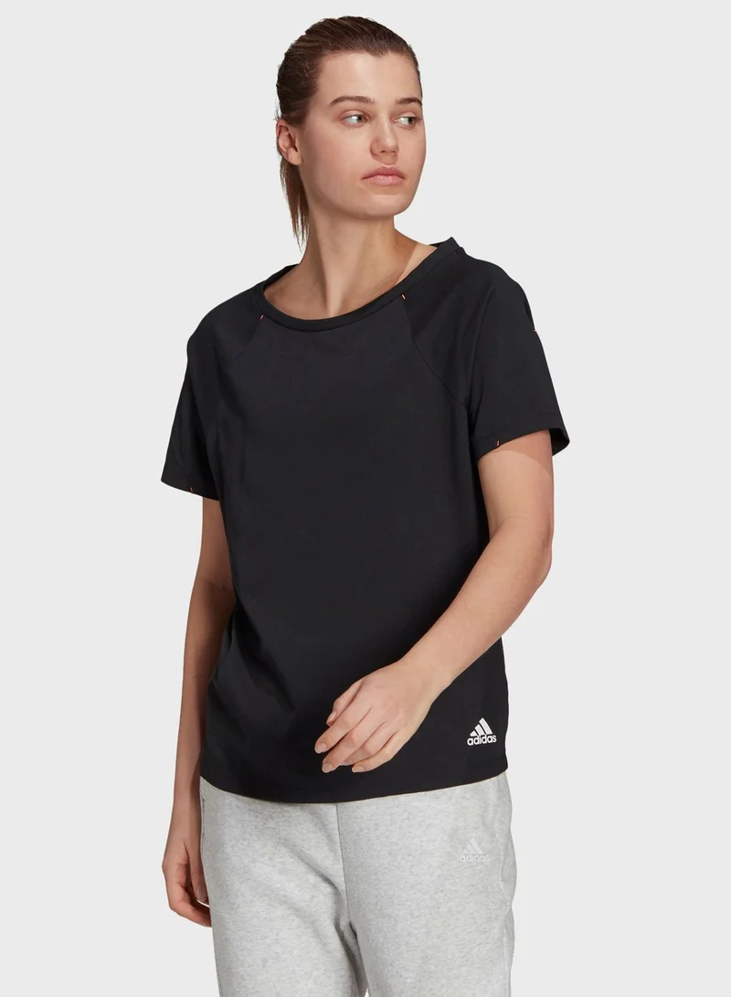 adidas تيشيرت بشعار الماركة