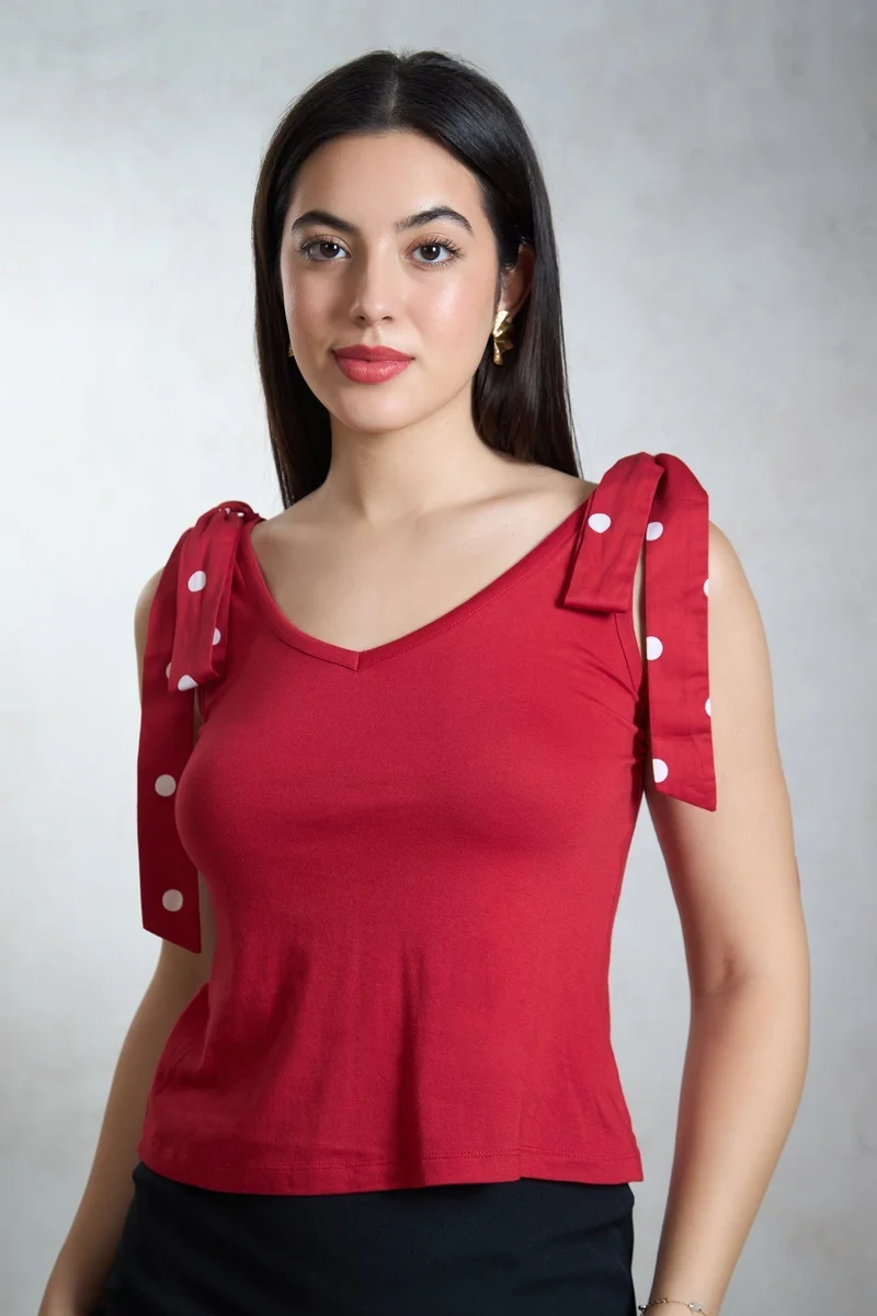 فيرجيو بلوزة فيرجيو قطن محبوكة باللون الأحمر مع فيونكة على الكتف