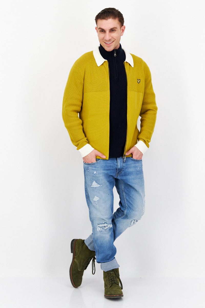 Lyle & Scott سويت شيرت للرجال بأكمام طويلة وياقة منتشرة بشعار العلامة التجارية، خردل - Image 4