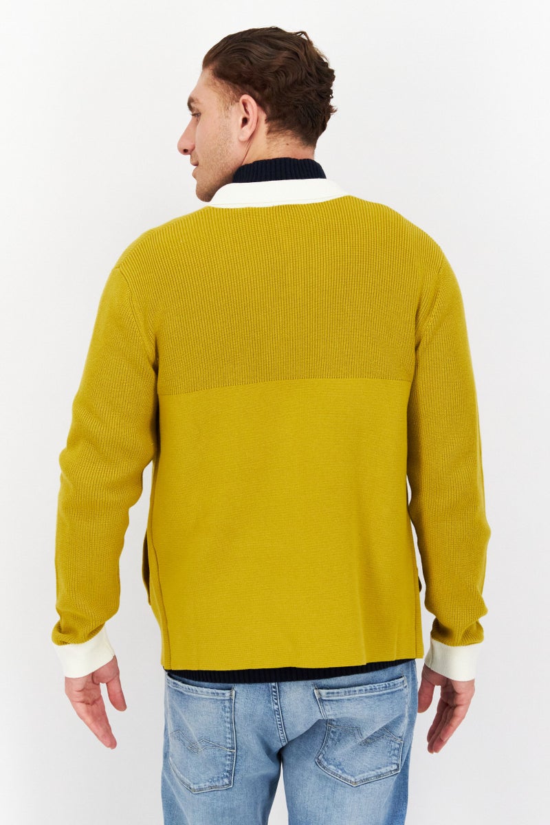 Lyle & Scott سويت شيرت للرجال بأكمام طويلة وياقة منتشرة بشعار العلامة التجارية، خردل - Image 2