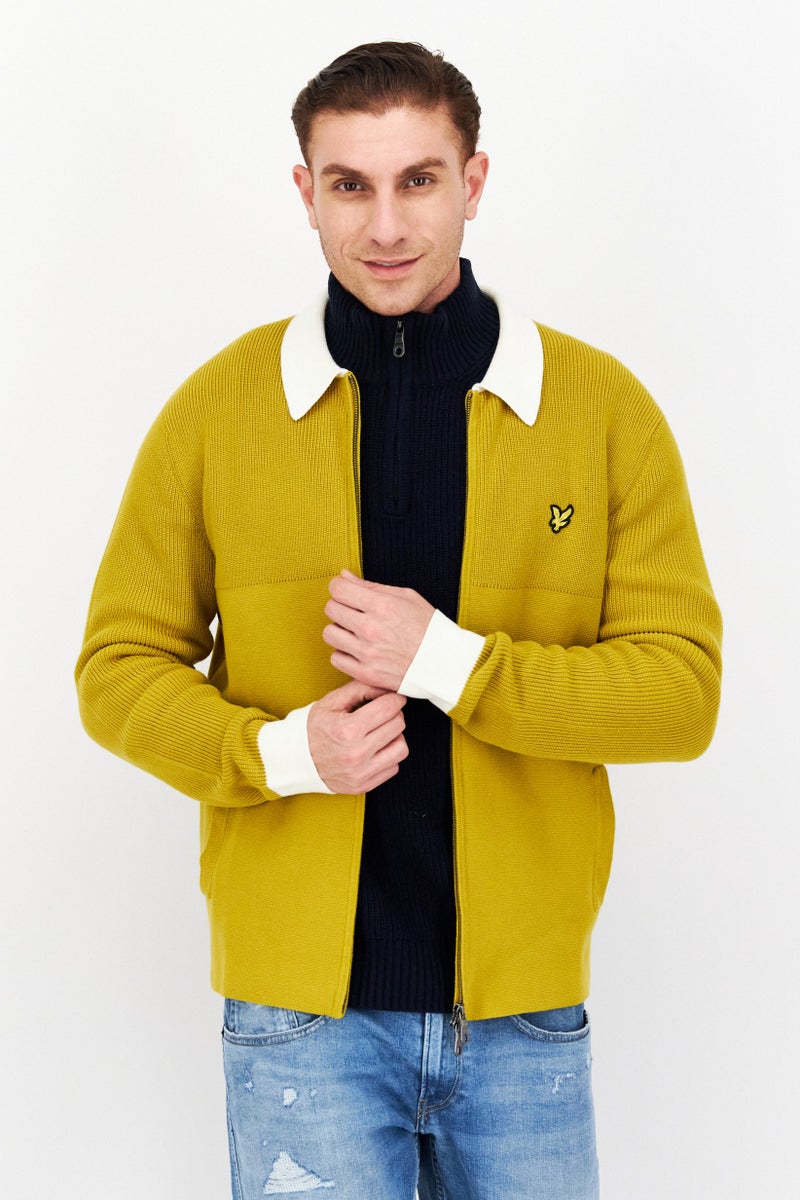 Lyle & Scott سويت شيرت للرجال بأكمام طويلة وياقة منتشرة بشعار العلامة التجارية، خردل - Image 1