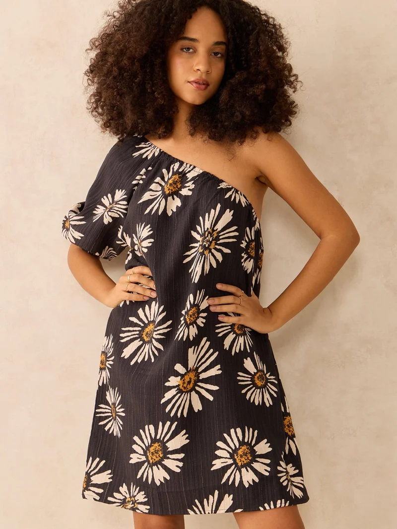 أوجيدر فستان أسود قصير بكتف واحد وورد