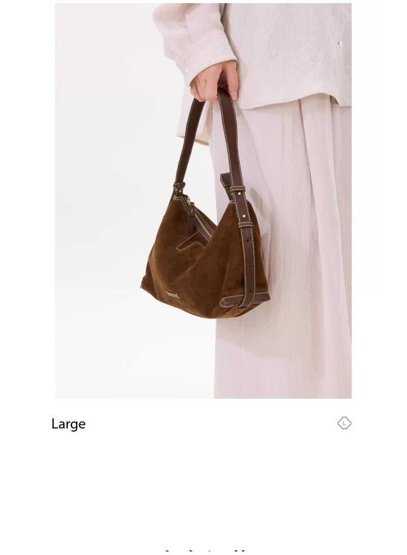 Songmont Under Songmont Mountain, there is a series of casual hobo bags with a trace of pine, made of suede, with an underarm strap, suitable for commuting, and shaped like a dumpling. They are perfect for women in autumn and winter. - Image 4