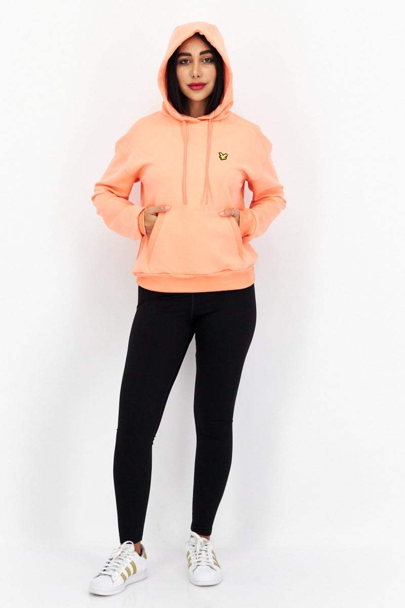 Lyle & Scott هودي بغطاء رأس بشعار العلامة التجارية للنساء بأكمام طويلة، كورال - Image 2