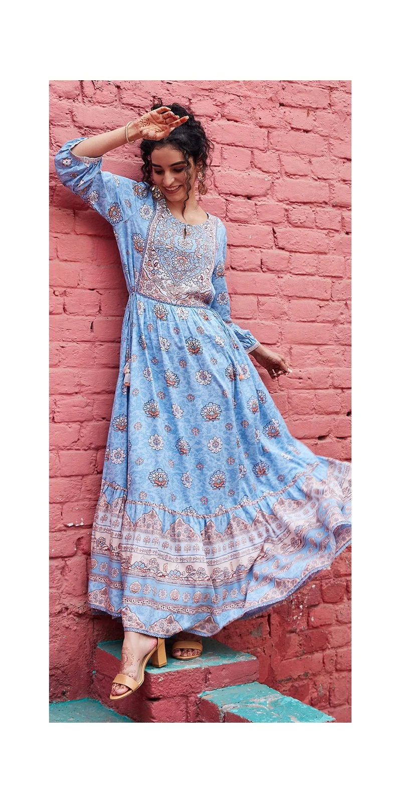 بيبا فستان أزرق سماوي من طبقة الفيسكوز