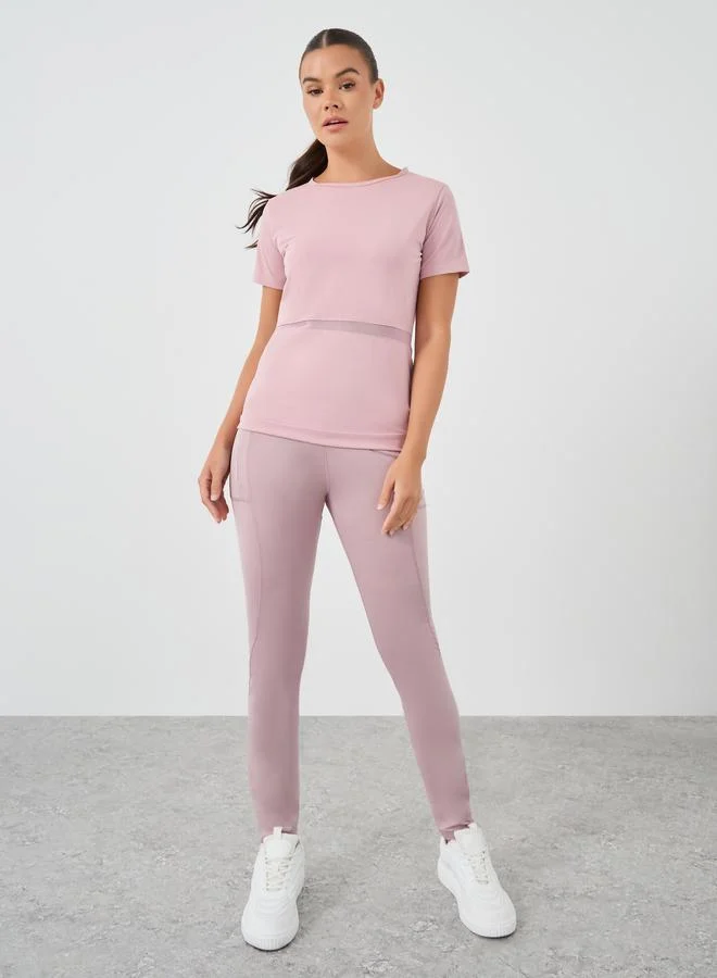 ستايلي اكتيف بلوزة قصيرة بأكمام قصيرة وخصر مزخرف بشبكة خلفية