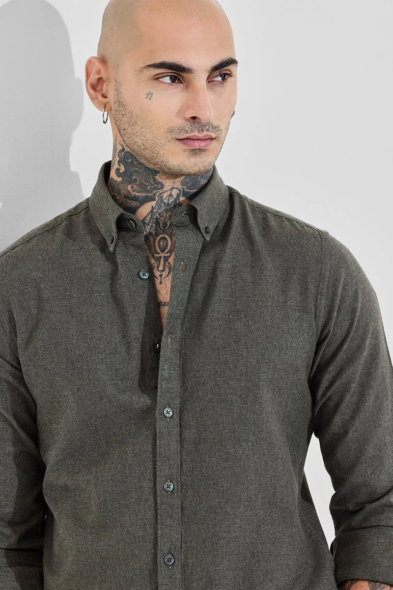 سنيتش قميص زيتوني بقصة ضيقة