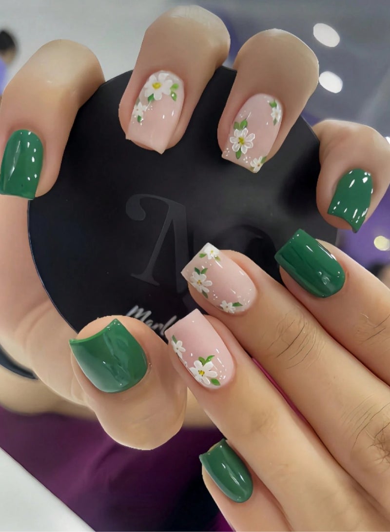 زينة اليوم الوطني اظافر مزيفة قصيرة و مربعة باللون الاخضر للاحتفال باليوم الوطني السعودي مع غراء للاظافر، قابلة للإزالة، لا تسبب ضررا للأظافر - 24قطعة من الاظافر صناعيه باللون الاخضر بمناسبة اليوم الوطني السعودي - Image 1