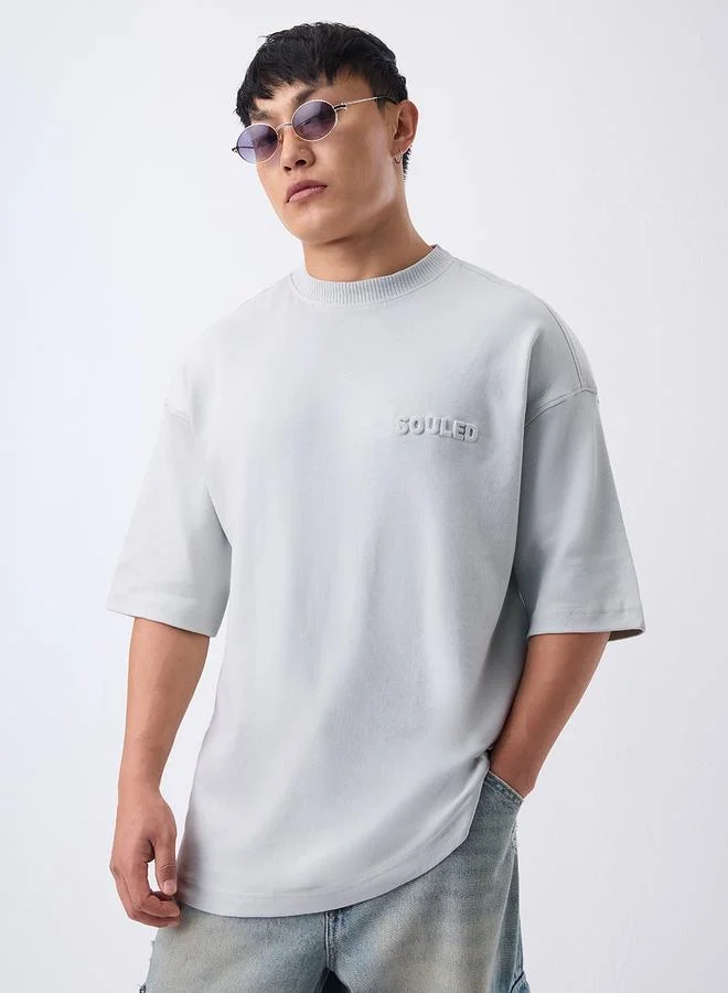 ذا سوليد ستور تيشيرت طويل بقصة واسعة