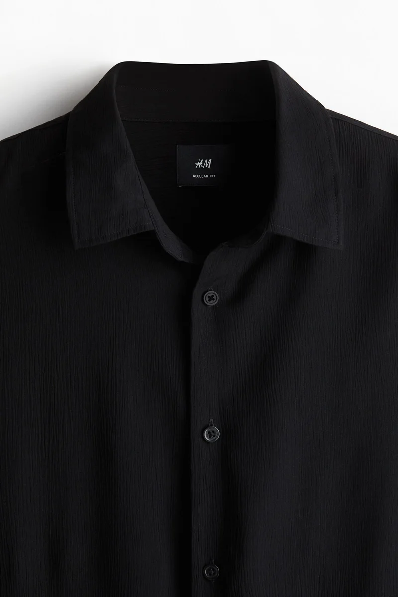 اتش اند ام قميص من نسيج مجعد بقصة عادية