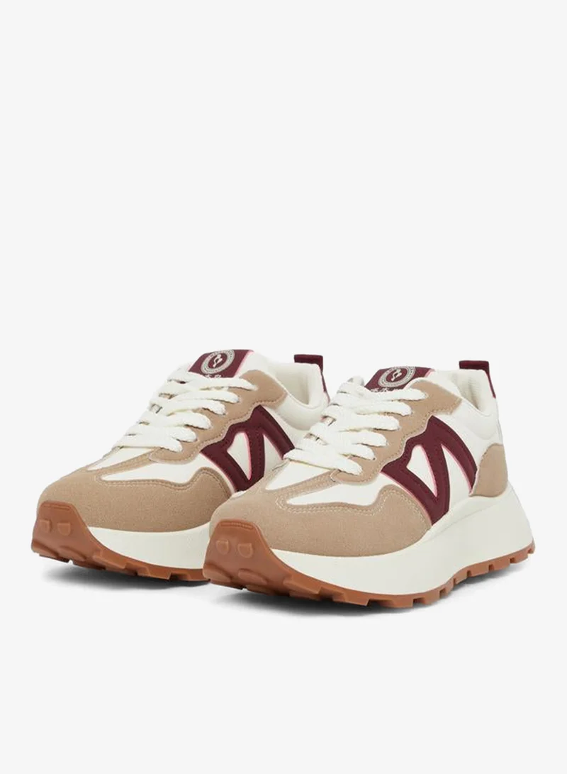 ستايلي سنيكرز بأربطة ونعل سميك