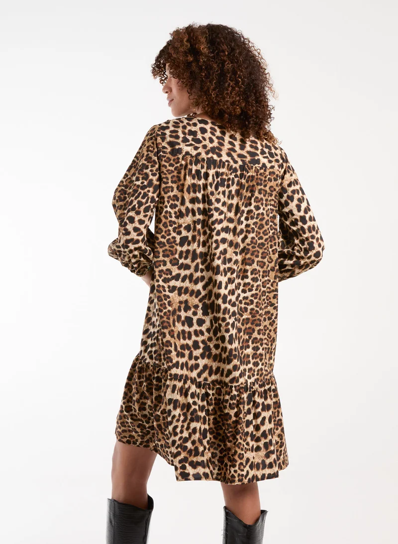 بلو فانيلا فستان سموك بطبعة جلد الفهد وربطة عنق