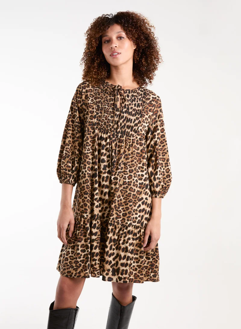 بلو فانيلا فستان سموك بطبعة جلد الفهد وربطة عنق