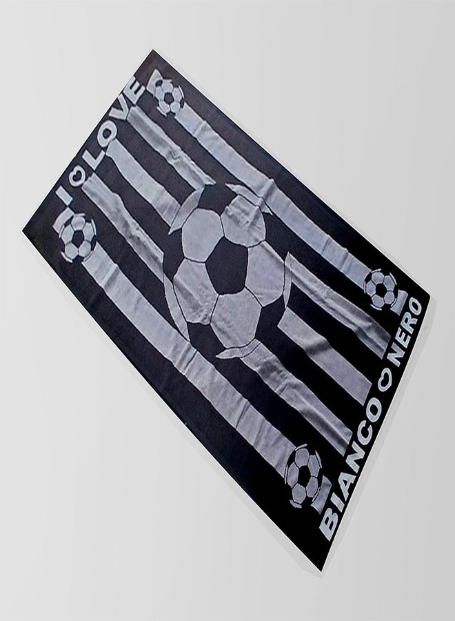 باشاهوم بشكير بمنشفة شاطئ بتصميم كرة قدم وعبارة "أحبّ بيانكو نيرو- 100% قطن - مقاس 95×175 سم لراحة مثالية. - Image 2