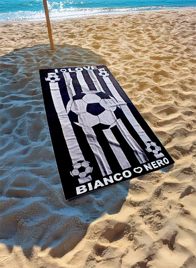 باشاهوم بشكير بمنشفة شاطئ بتصميم كرة قدم وعبارة "أحبّ بيانكو نيرو- 100% قطن - مقاس 95×175 سم لراحة مثالية. - Image 1
