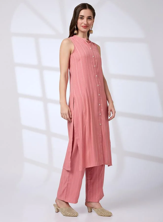 جلو باص طقم كورتا للعمل بياقة ماندارين وفتحة أمامية بحافة واسعة مع بنطال