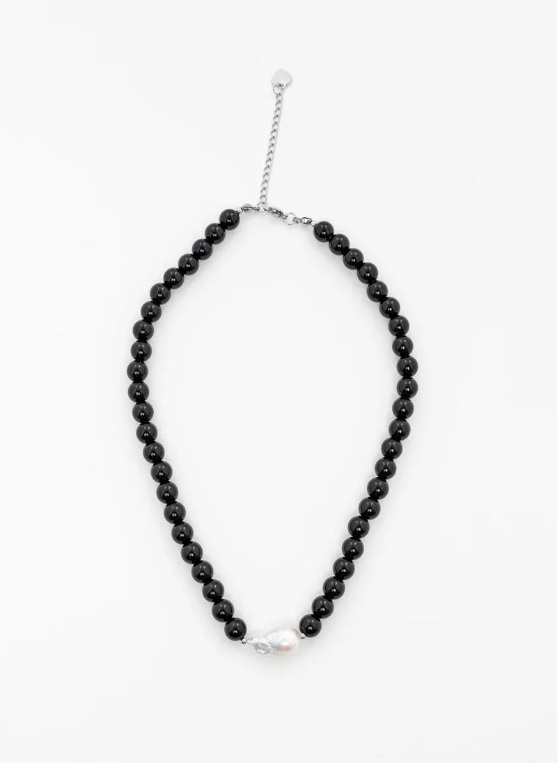 ليتشي عقد من الخرز اللامع مع لؤلؤة في المنتصف