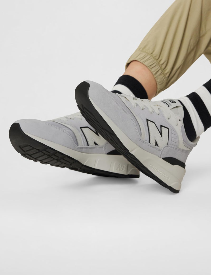 New Balance Unisex's 997R Casual Shoes White 8 - Image 2