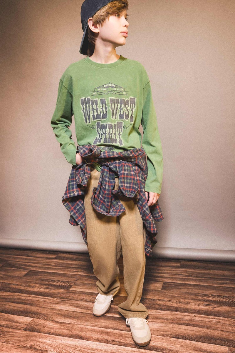 ديفاكتو تيشيرت اولادي كم طويل قصة عادية برقبة مستديرة - Image 2