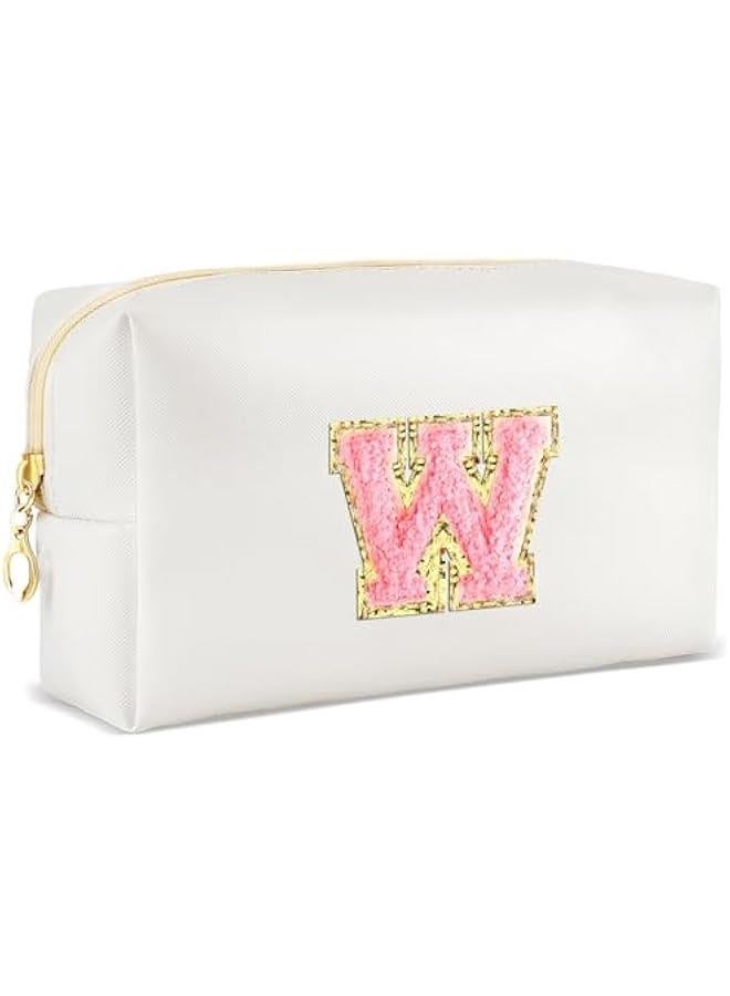 حقيبة مكياج مخصصة للسفر صغيرة وجميلة من جلد PU مع حروف شانيلي بيضاء، حقيبة مكياج مقاومة للماء بفتحة سحاب، منظم أدوات العناية الشخصية للنساء والفتيات والأصدقاء. - Image 1