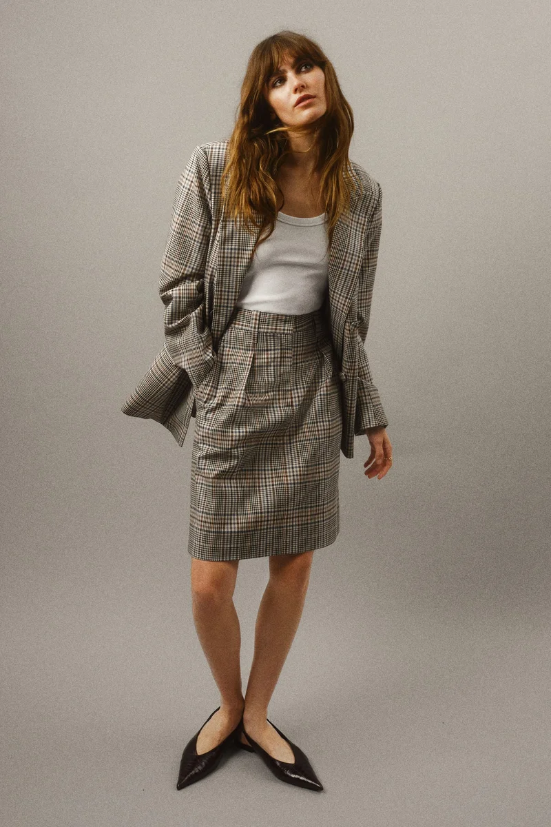 اتش اند ام تنورة من نسيج التويل