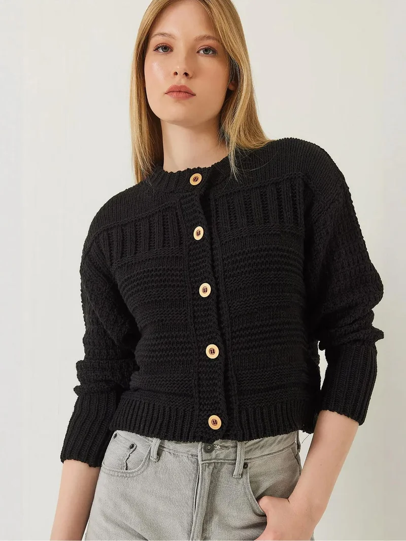 Bianco Lucci LUCCI Buttoned Cardigan with Crew Neck