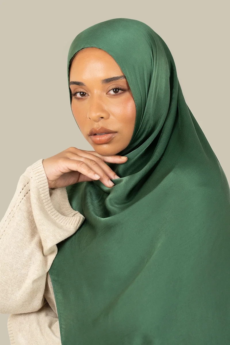 سيلكروز حجاب حرير ساتان زمردي