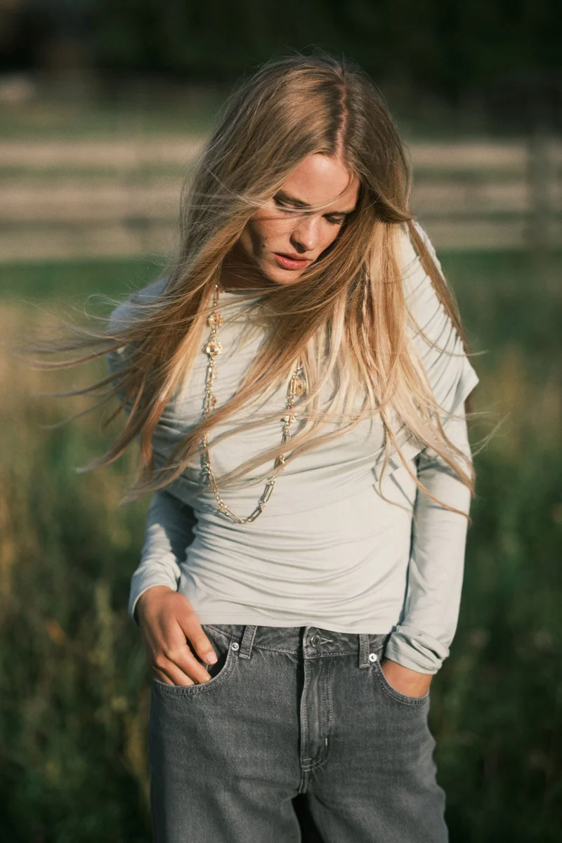 اتش اند ام بلوزة منسدلة من الجيرسيه